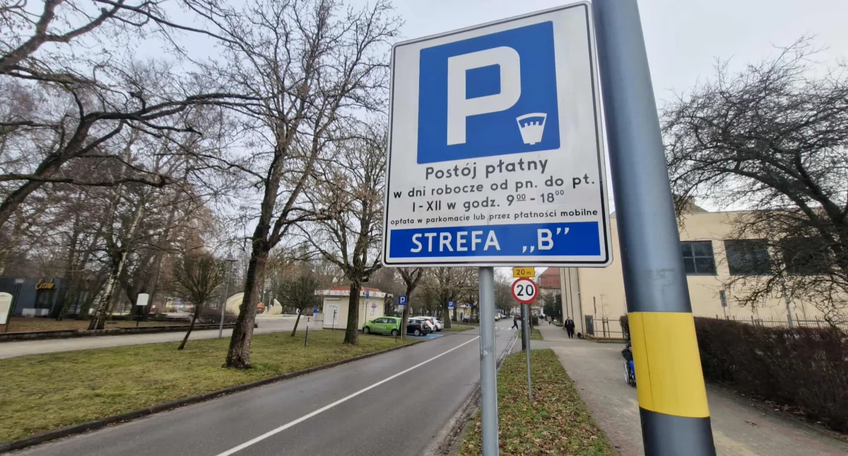 Czy parkowanie w weekendy będzie płatne? Miasto sprawdzi, jak korzystamy z parkingów