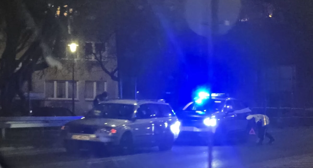 Poślizg na łuku drogi. Radiowóz uderzył w osobówkę