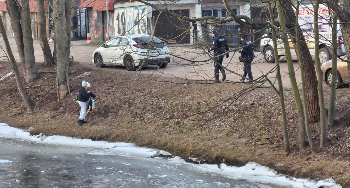 Dzieci bawiły się na kruchym lodzie