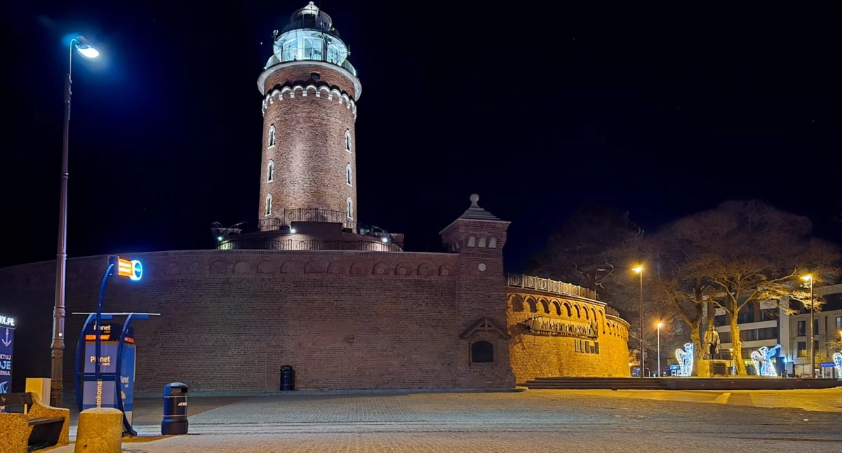 Zima nad morzem sprzyja spacerom. Kołobrzeg w spokojnej, mroźnej odsłonie