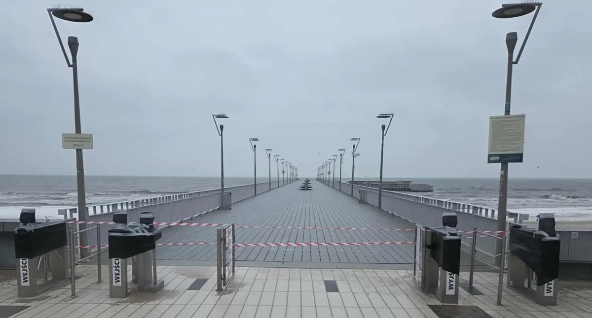 Molo w Kołobrzegu czasowo zamknięte. Powodem bardzo trudne warunki atmosferyczne