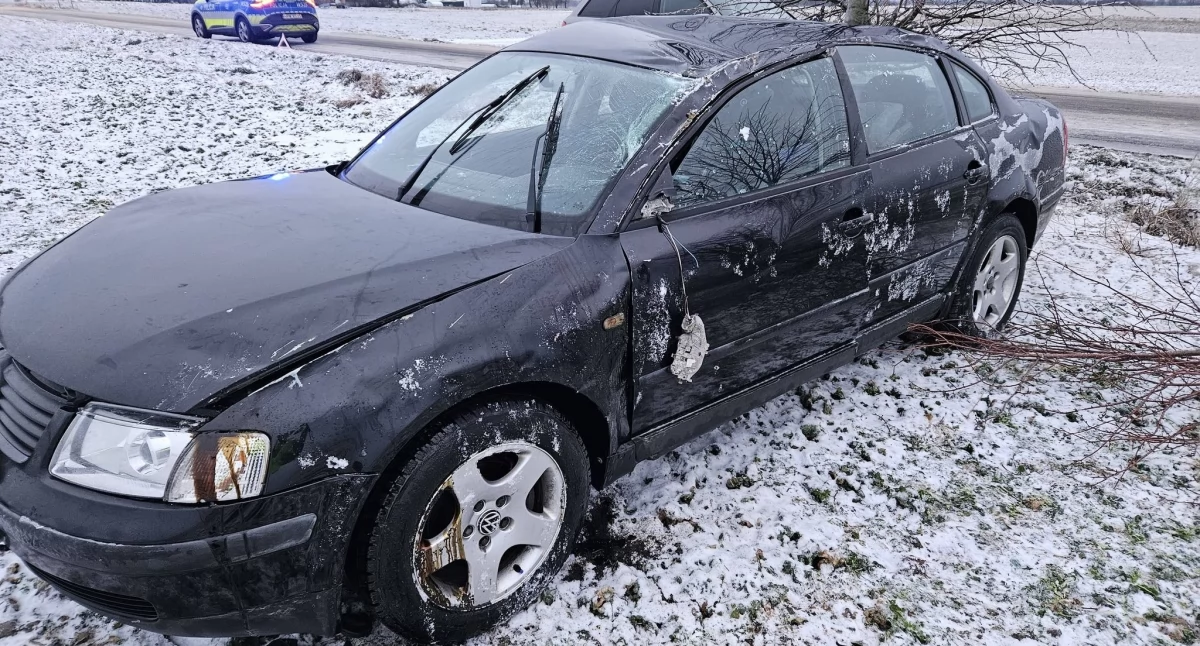 Niebezpieczny poranek na drodze. Auto wylądowało na polu