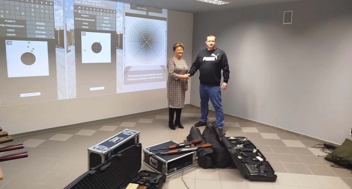 Sprzęt za ponad 170 tys. zł trafił do szkoły w Gościnie. Dwa zestawy wirtualnych strzelnic laserowych