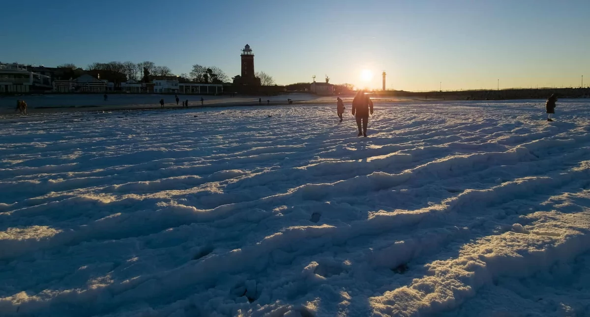 Zamarznięte morze w Kołobrzegu. Bałtyk zimą przyciąga spacerowiczów | foto