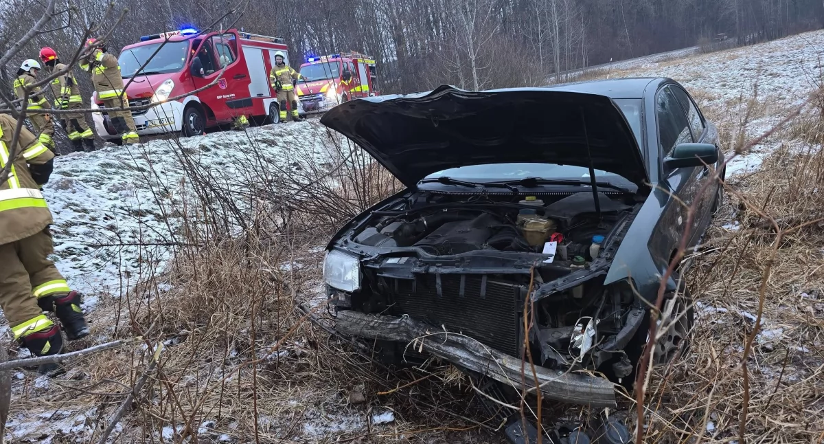 VW wypadł z drogi. Interweniowały służby