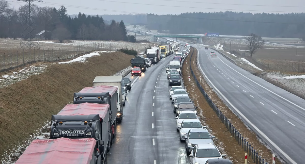 Seria kolizji na S6. Droga bardzo śliska, tworzą się korki