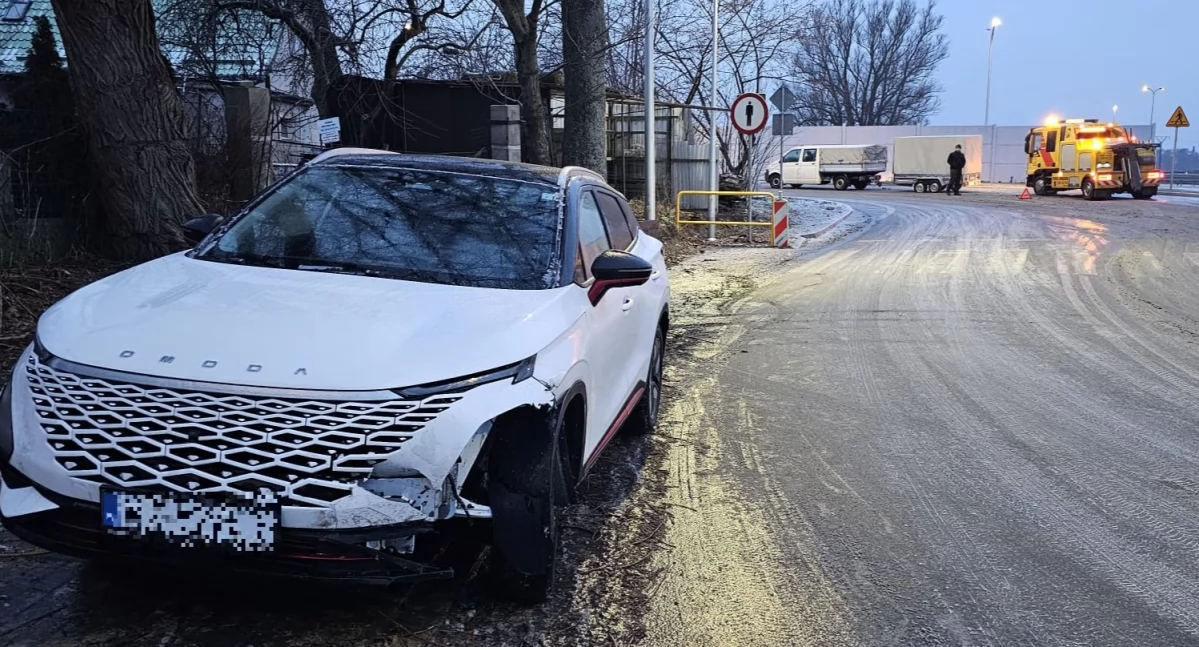 Gołoledź nie odpuszcza. Kolizje i trudne warunki na drogach