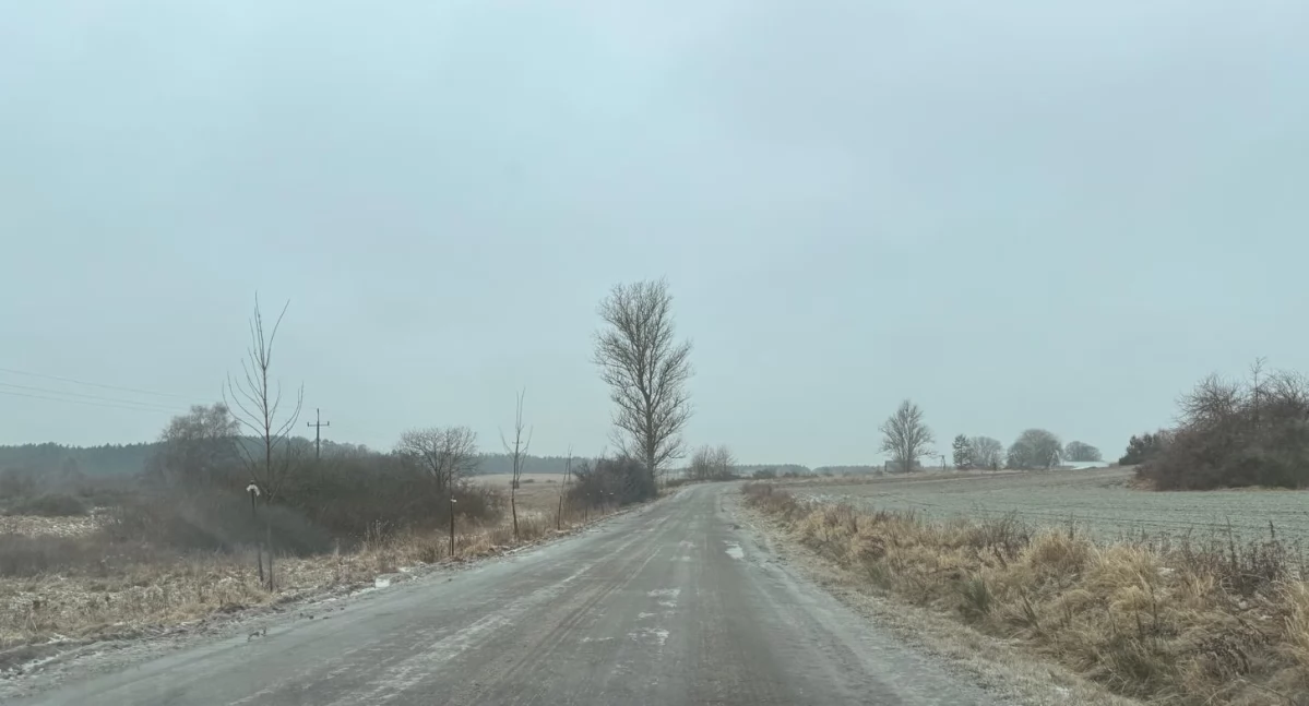 Bardzo trudna sytuacja na drogach powiatu kołobrzeskiego. Jak pracują służby? 