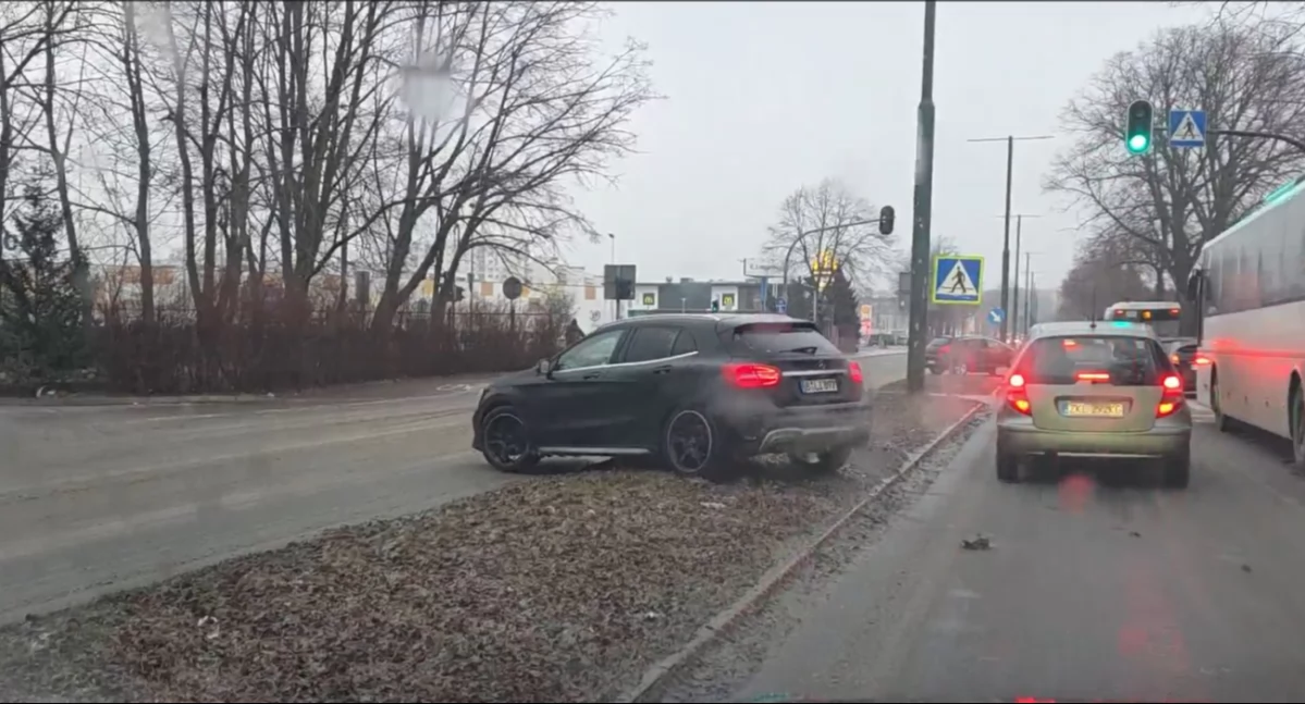 Niemieckie tablice i polskie przepisy. Kuriozalne zachowanie kierowcy Mercedesa