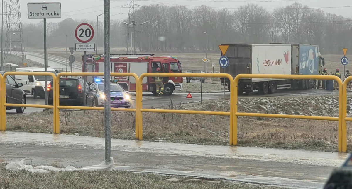 Tir ześlizgnął się przy rondzie. Utrudnienia przy galerii handlowej