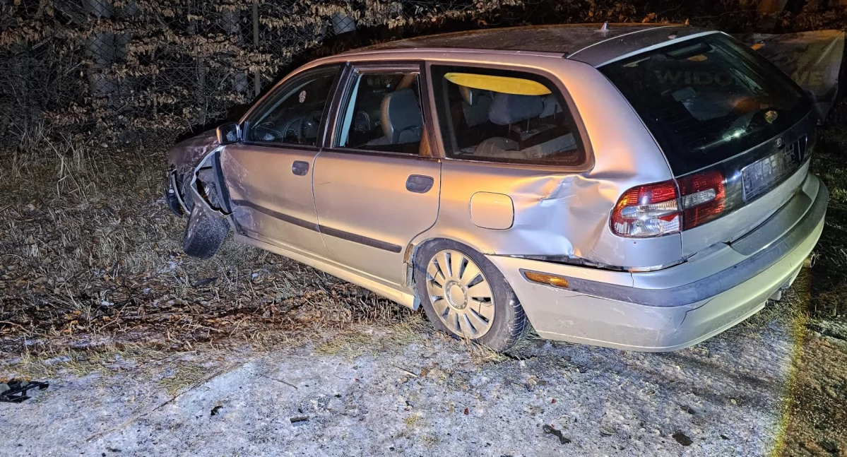 Volvo wylądowało w rowie przy starej „jedenastce”.  Kierowca zniknął