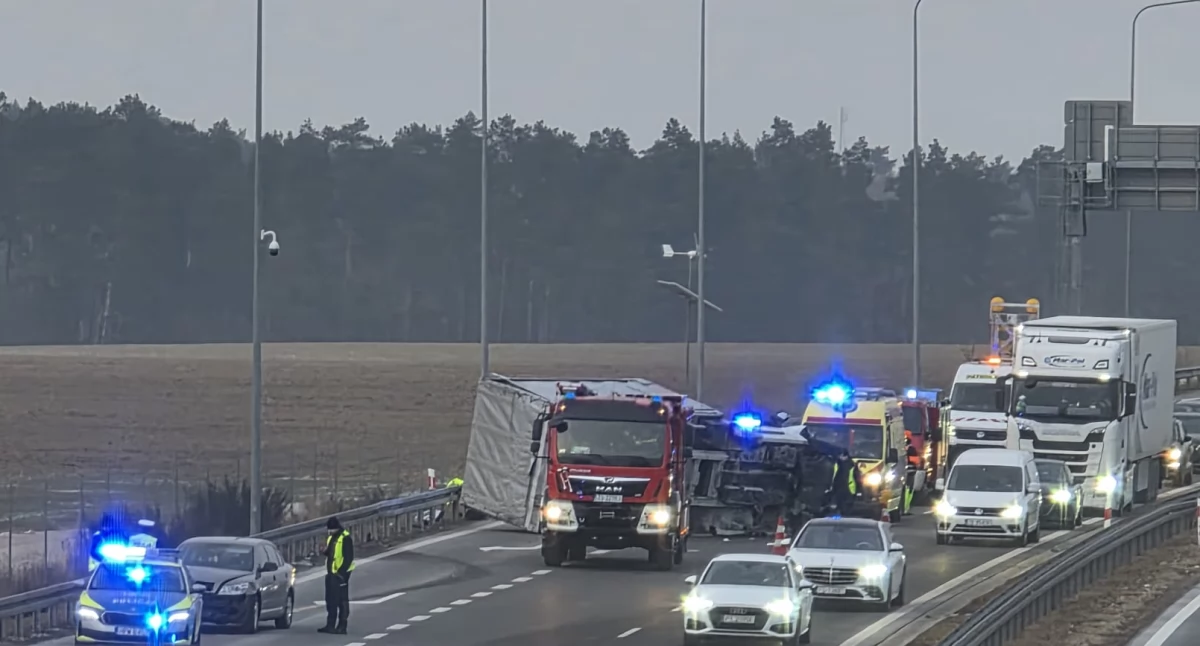 Zderzenie na S6. Przewrócony pojazd blokuje ruch