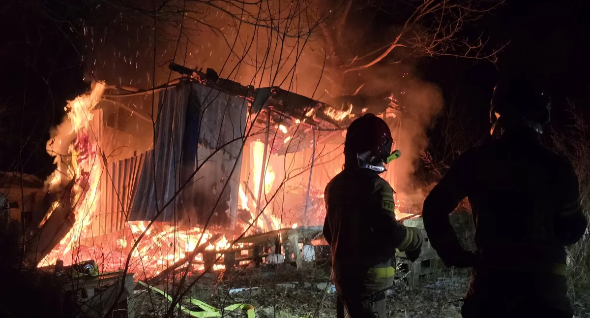 Ogień widoczny był z daleka. Wieczorna interwencja straży pożarnej