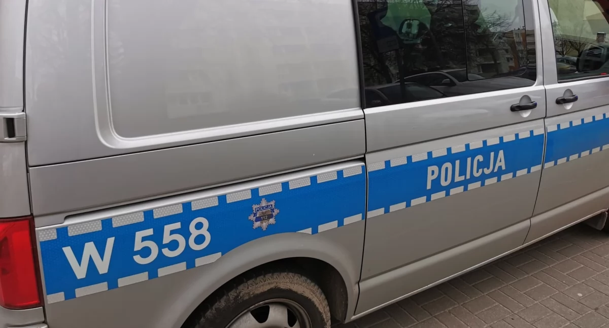 Upuściła telefon na lód. Szybka interwencja policjantów z Kołobrzegu