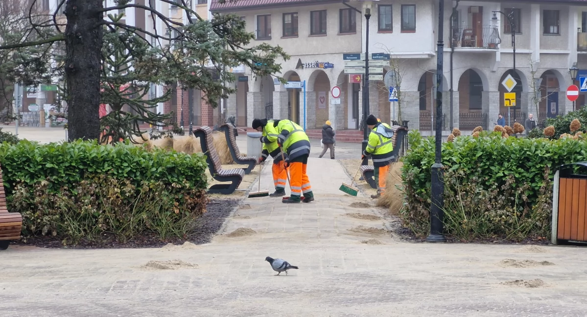 Zima zrobiła plażę na chodnikach. Trwa usuwanie piasku z chodników i jezdni