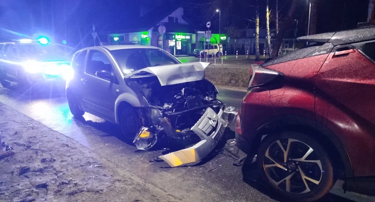 Citroen uderzył w toyotę. Kolizja przed przejściem dla pieszych