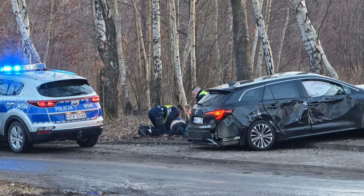 Policyjny pościg pod Kołobrzegiem. Auto uderzyło w drzewo, kierowca został zabrany do szpitala