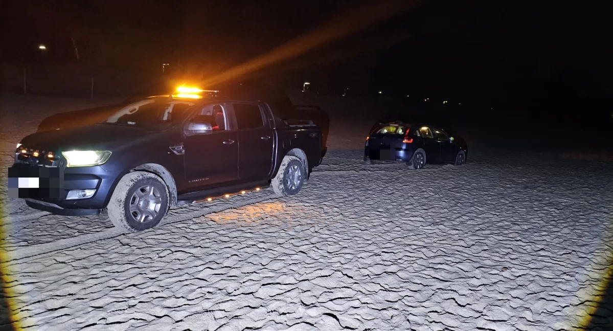 Zaparkował na plaży i zostawił kartkę na szybie. Auto odholowane w nocy 