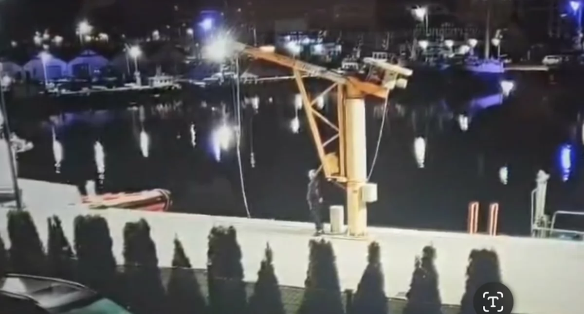 Wieszał się na żurawiu, odcumował jednostki ratownicze. Nocny incydent w porcie (wideo)