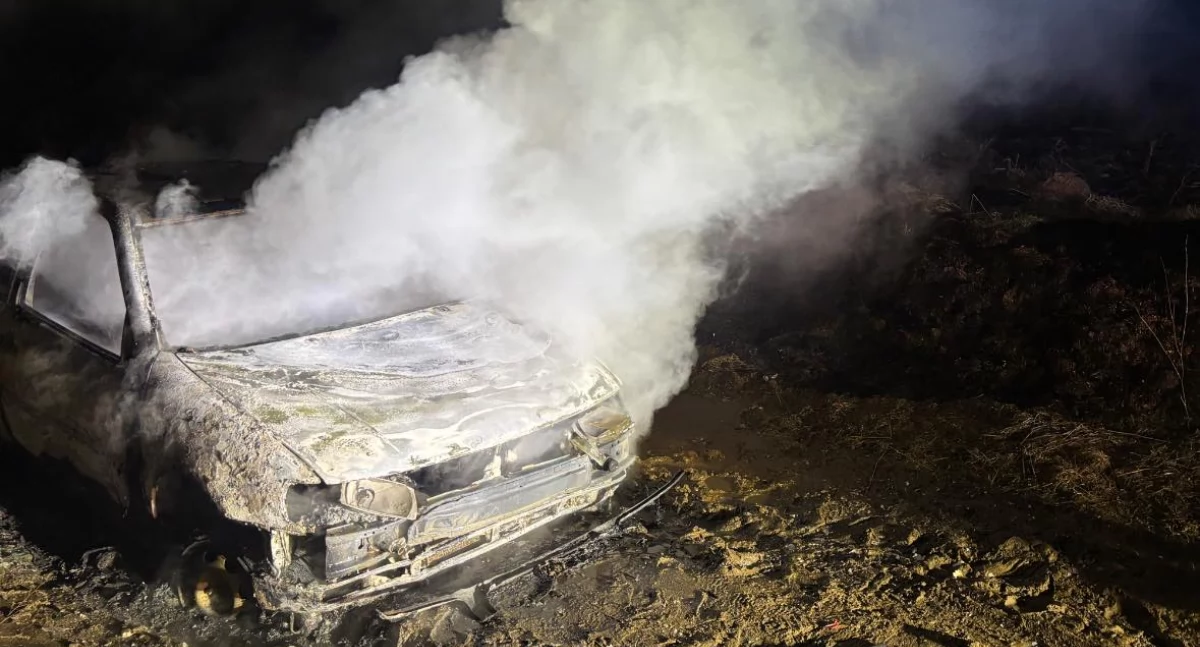 Volkswagen spłonął na drodze. Kierowcy nie było na miejscu