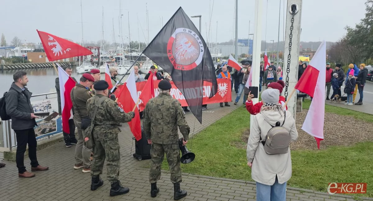 Patriotyczne wydarzenie w Kołobrzegu. Przemarsz i uroczystości przy Pomniku Zaślubin