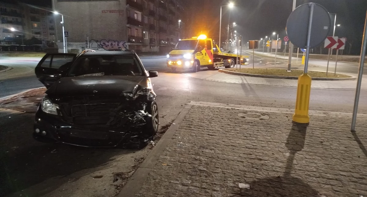 Zderzyły się Audi i Mercedes. Kolizja na jednym z rond w Kołobrzegu