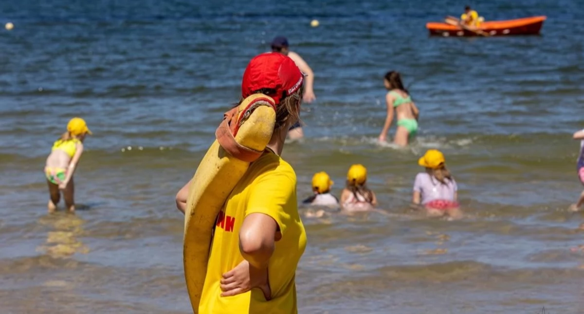 Praca na plaży od 8 tys. zł miesięcznie. MOSiR w Kołobrzegu szuka ratowników wodnych