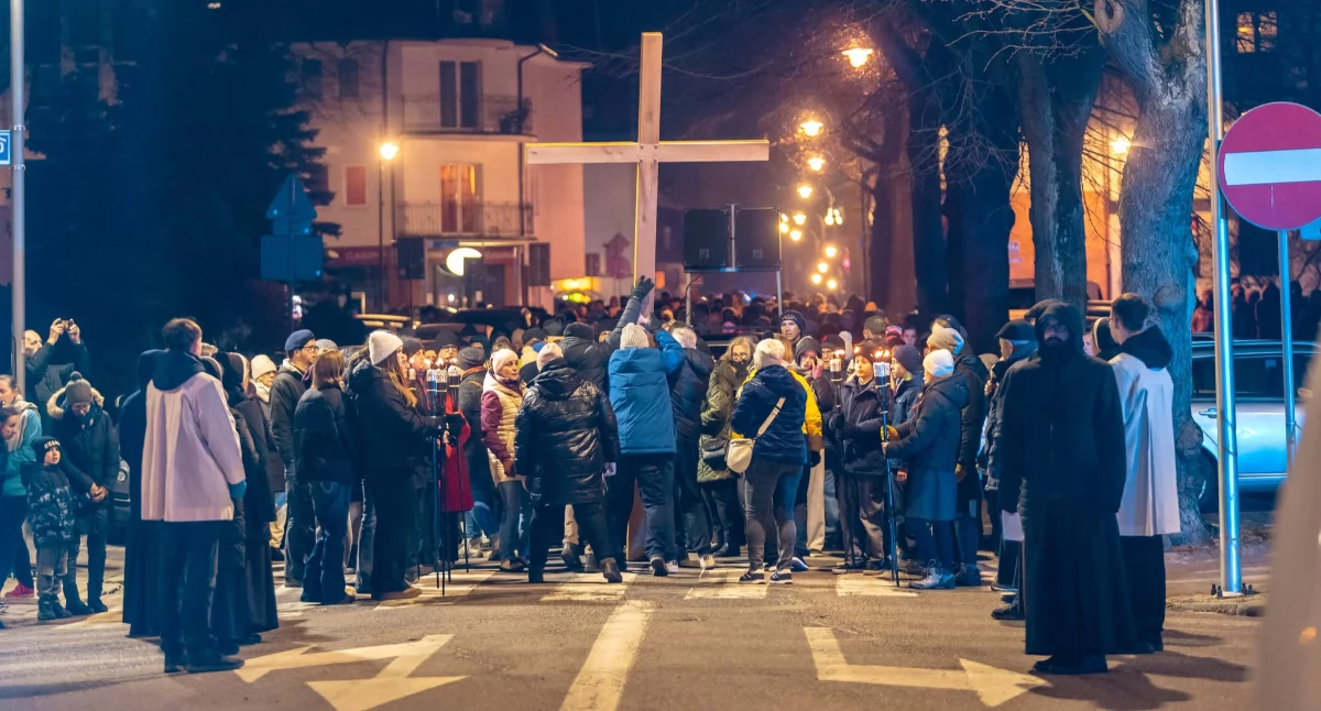 Setki wiernych przeszły ulicami Kołobrzegu. Droga krzyżowa w centrum miasta