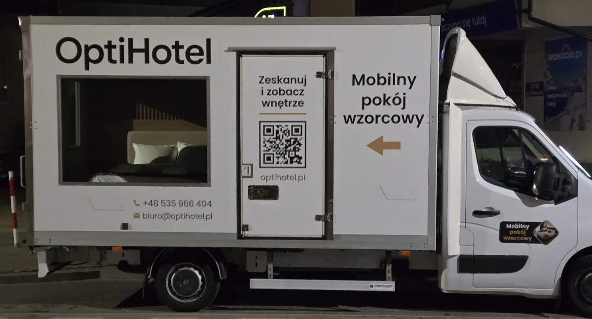 Pokój hotelowy na kołach zaparkował w centrum miasta. Co to za nietypowy pojazd?