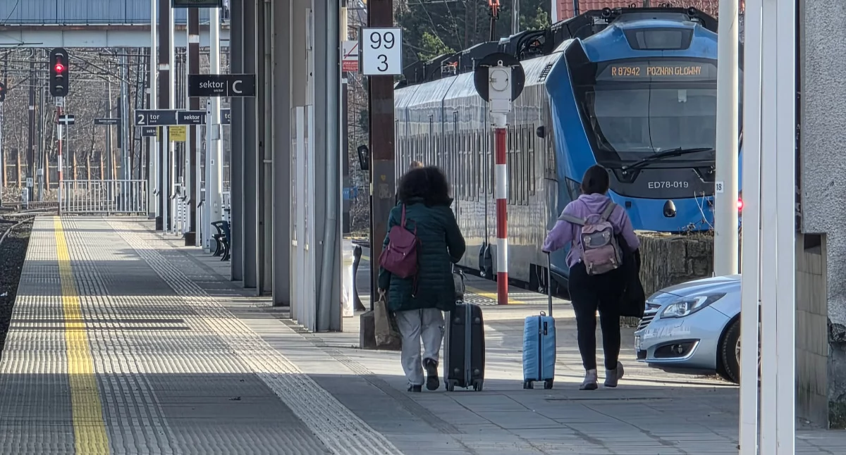 Wstrzymany ruch pociągów. Pasażerowie muszą uzbroić się w cierpliwość