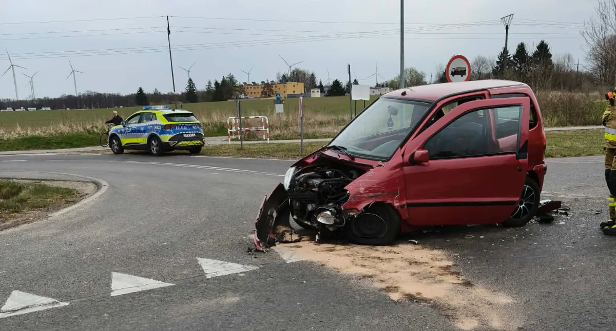 Zderzenie dwóch aut w Gościnie. Jedna osoba trafiła do szpitala