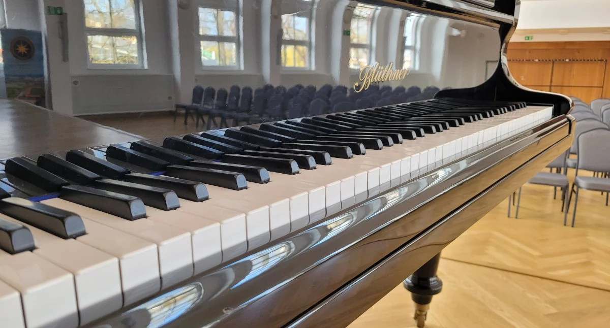 Wyjątkowy prezent dla liceum. Ponad 100-letni instrument trafi do szkolnej auli