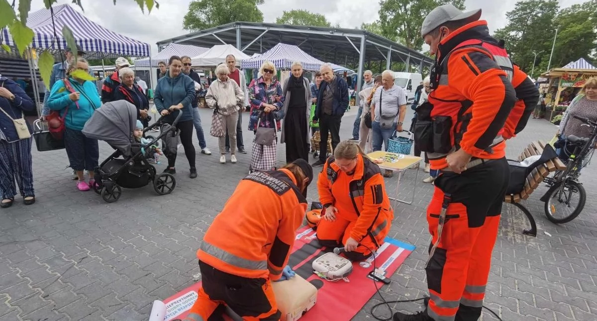 Defibrylatory już wkrótce na ulicach Kołobrzegu. Ruszają otwarte szkolenia dla mieszkańców