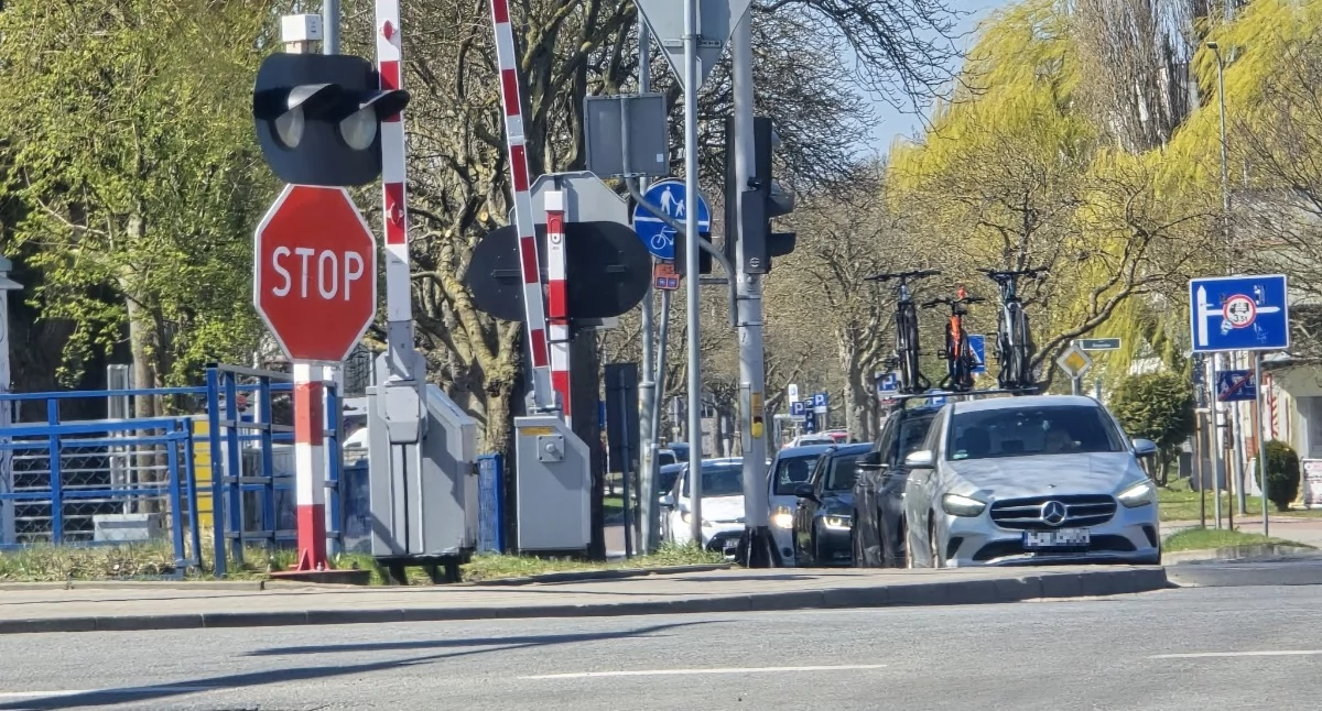 Silny wiatr uszkodził rogatki. Kierowcy ignorują znak STOP na przejeździe