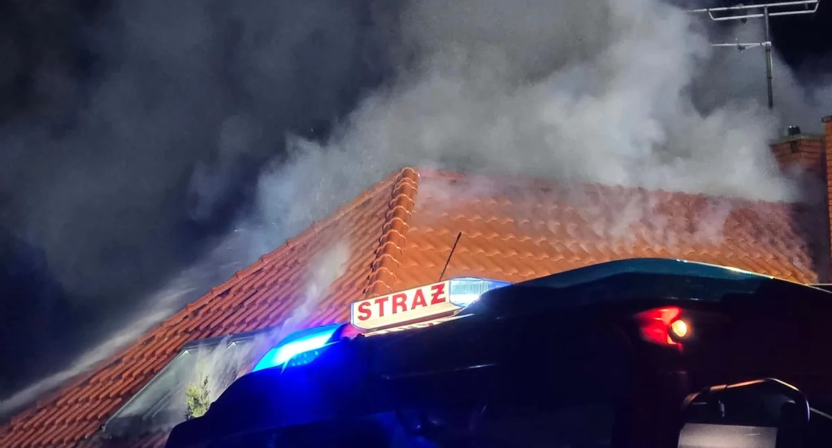 Nocny pożar pod Kołobrzegiem. Strażacy uratowali dom przed całkowitym zniszczeniem przez ogień