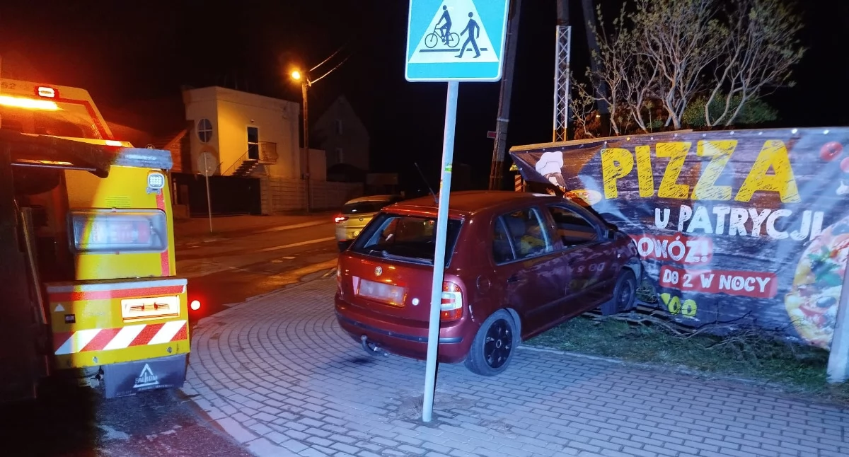 Auto uderzyło w ogrodzenie.  Kierowca zniknął po kolizji