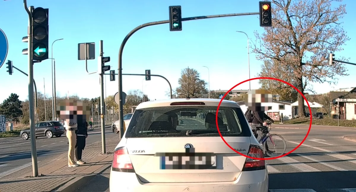 Rowerzysta zignorował sygnalizację i wtargnął pod samochody [nagranie]