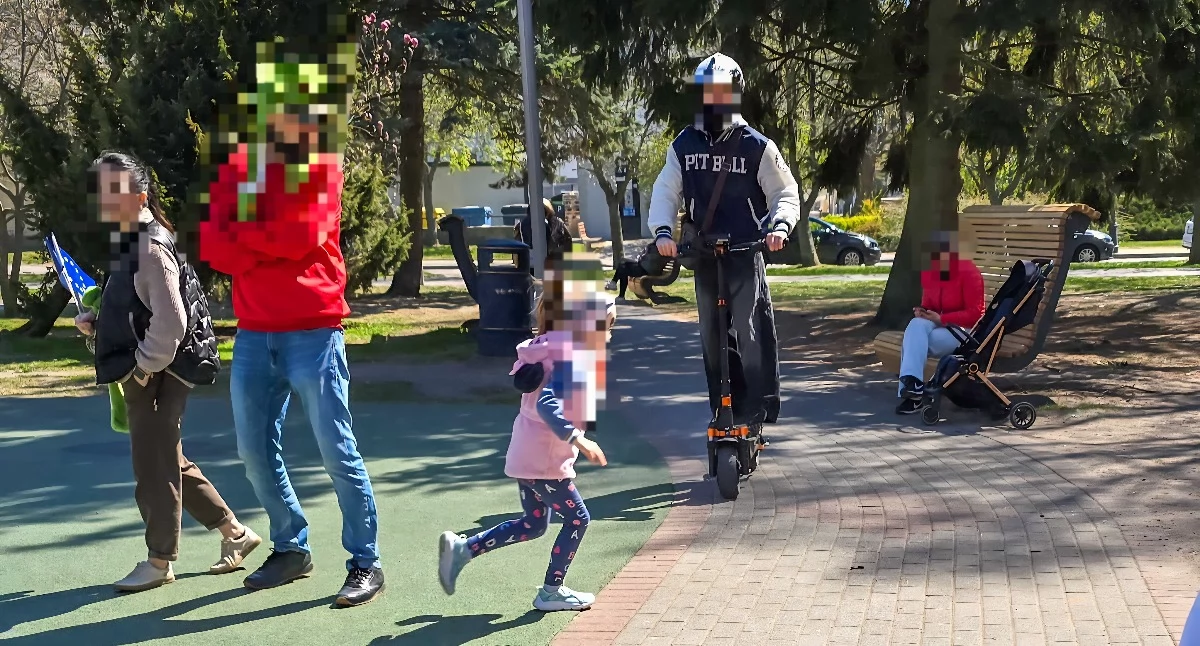 Plac zabaw to nie tor dla hulajnóg. Niebezpieczną sytuację uchwycił nasz fotoreporter 