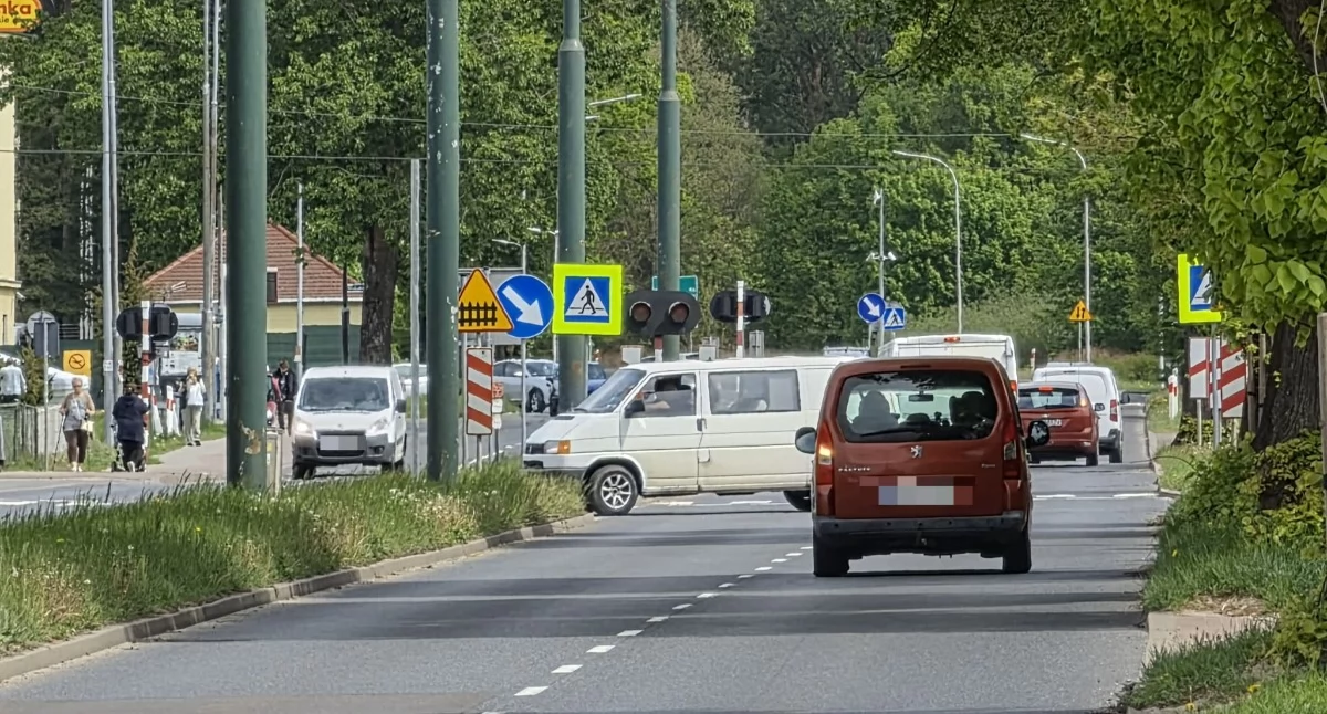 Kierowcy zwolnią na Koszalińskiej? Przy drodze stanie radarowy wyświetlacz prędkości