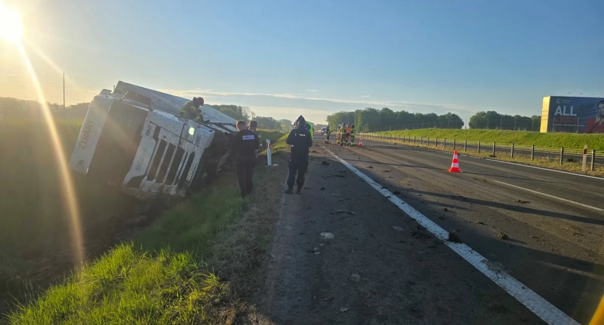 Ciężarówka w rowie. Duże korki i zablokowana droga S6