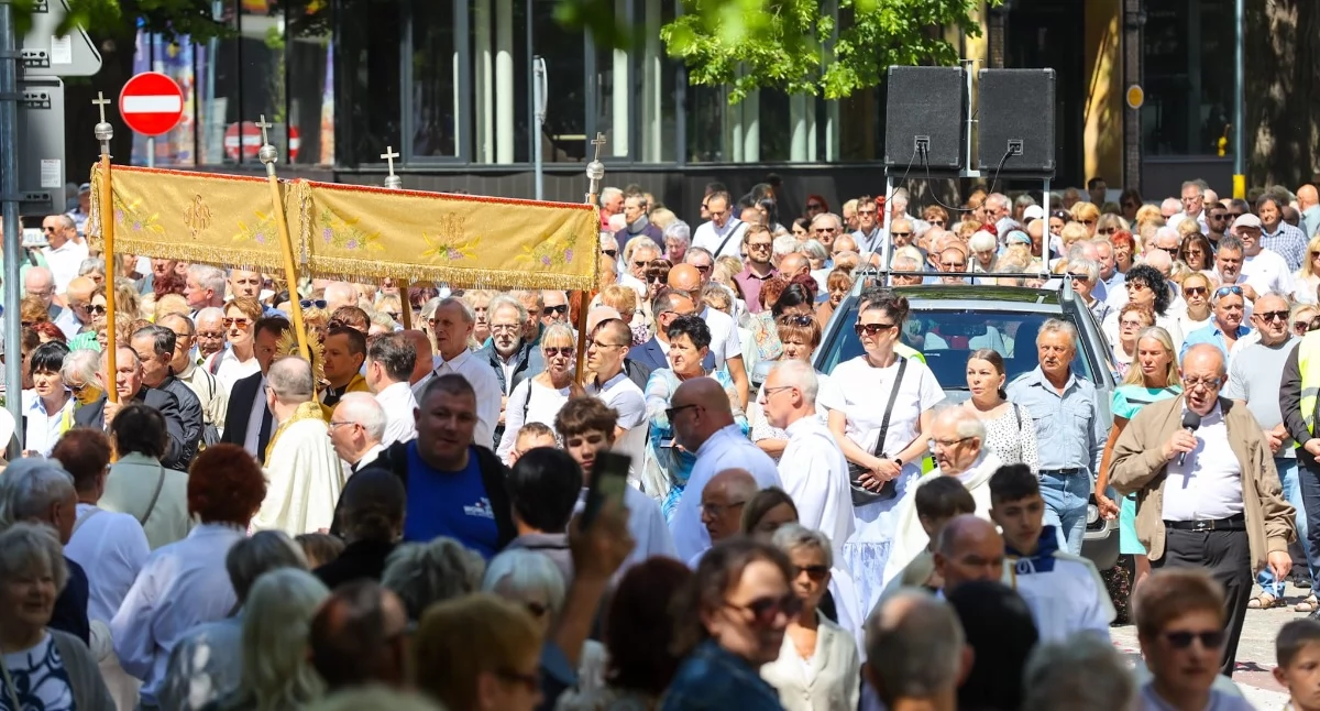 Tysiące wiernych przeszły ulicami Kołobrzegu (zdjęcia)