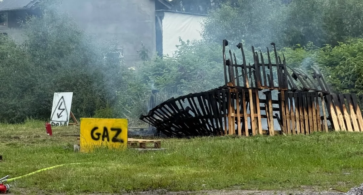 Gęsty dym, pożar garażu i osoba zaginiona - ćwiczenia strażaków z regionu