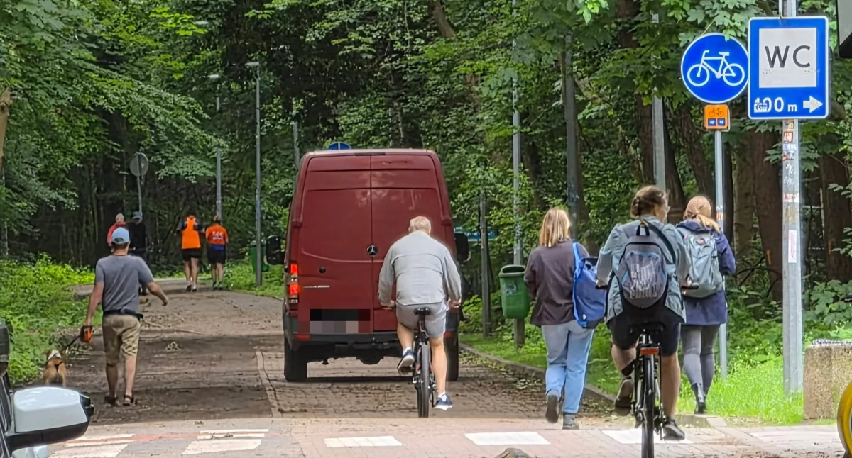 Starostwo chce puścić ruch aut na ścieżce rowerowej przy Arciszewskiego. Protestuje miasto i mieszkańcy [wideo]