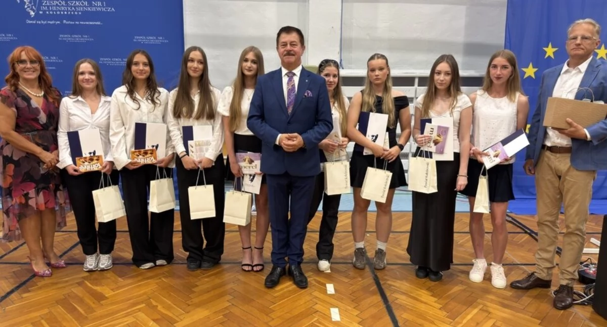 Sukcesy uczniów nagrodzone. Starosta wręczył wyróżnienia
