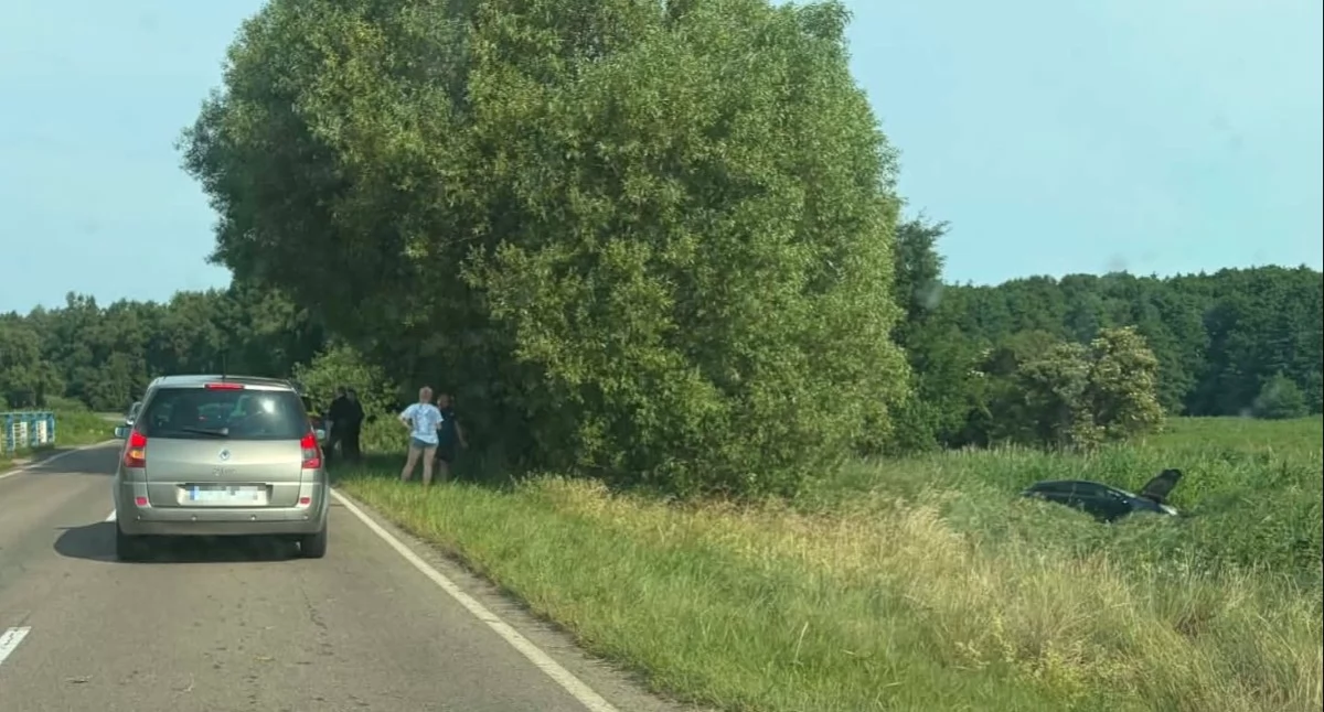 Opel dachował kilkanaście metrów poza drogą. Zderzenie na nadmorskiej trasie
