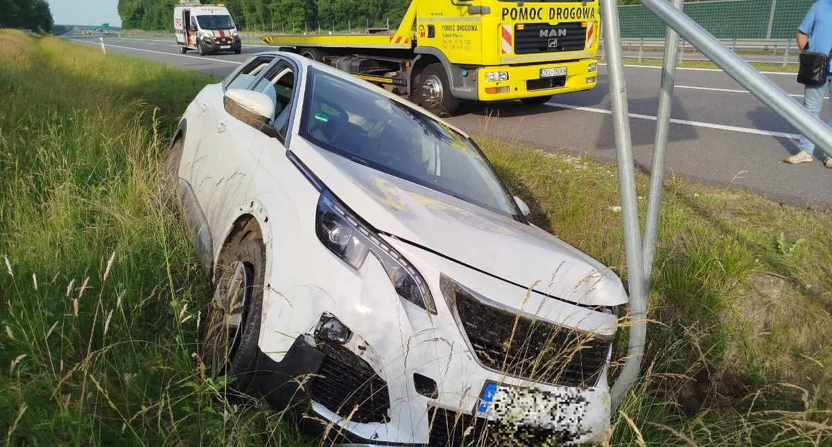 Peugeot wjechał w tablicę na S6. Kolizja między węzłami Kołobrzeg Wschód i Zachód