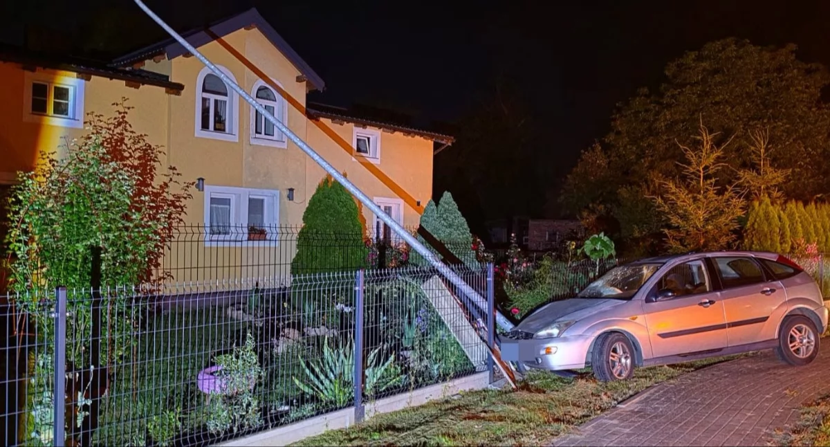 Zamiast skręcić, pojechał prosto. Uszkodził latarnię i ogrodzenie