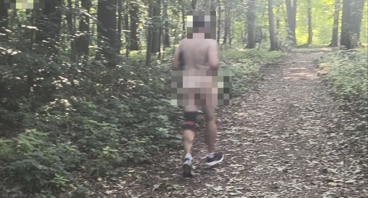 Biegał nago po parku, miał tylko buty i słuchawki. Zaalarmowano służby