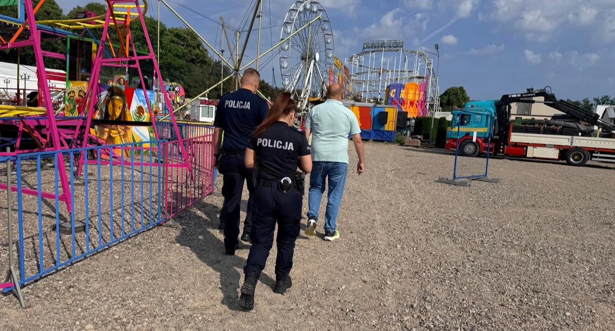 Policjanci sprawdzili sezonowe lunaparki. Kontrole w Kołobrzegu, Ustroniu Morskim i Dźwirzynie