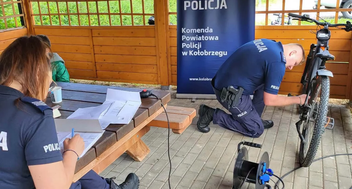 Policjanci znakowali rowery w Niekaninie. Z tej możliwości można korzystać przez cały rok